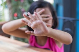 Terifiant // Un tată şi-a vândut fiica de 12 ani în schimbul ţigărilor, pentru relaţii intime cu peste 70 de tirişti, între care un român